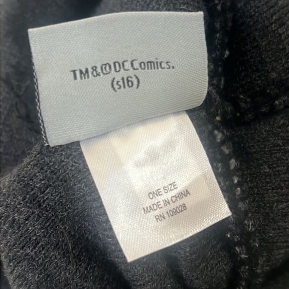 Batman Bundle -Hat, Slippers and Action Figure - Picture 5 of 11